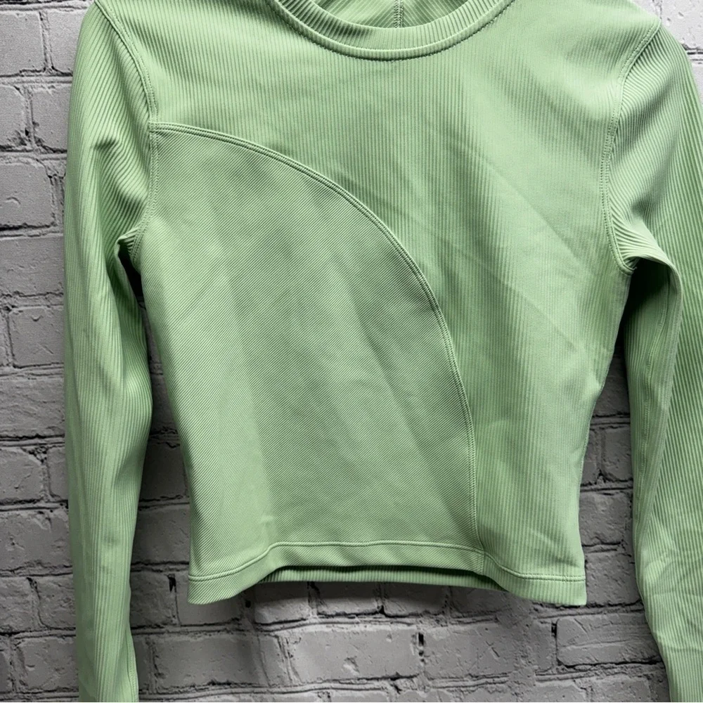 Lululemon Mint Green Long Sleeve Robbed open back crop top size Small